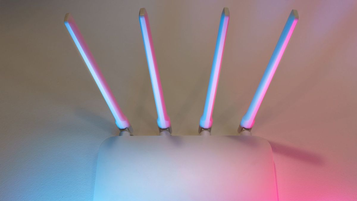 Cover image for Mesh Wi-Fi vs. Single Router 2026: What's Best for Large Homes?